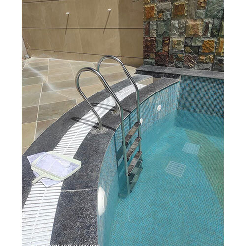 स्विमिंग पूल स्किमर सीढ़ी