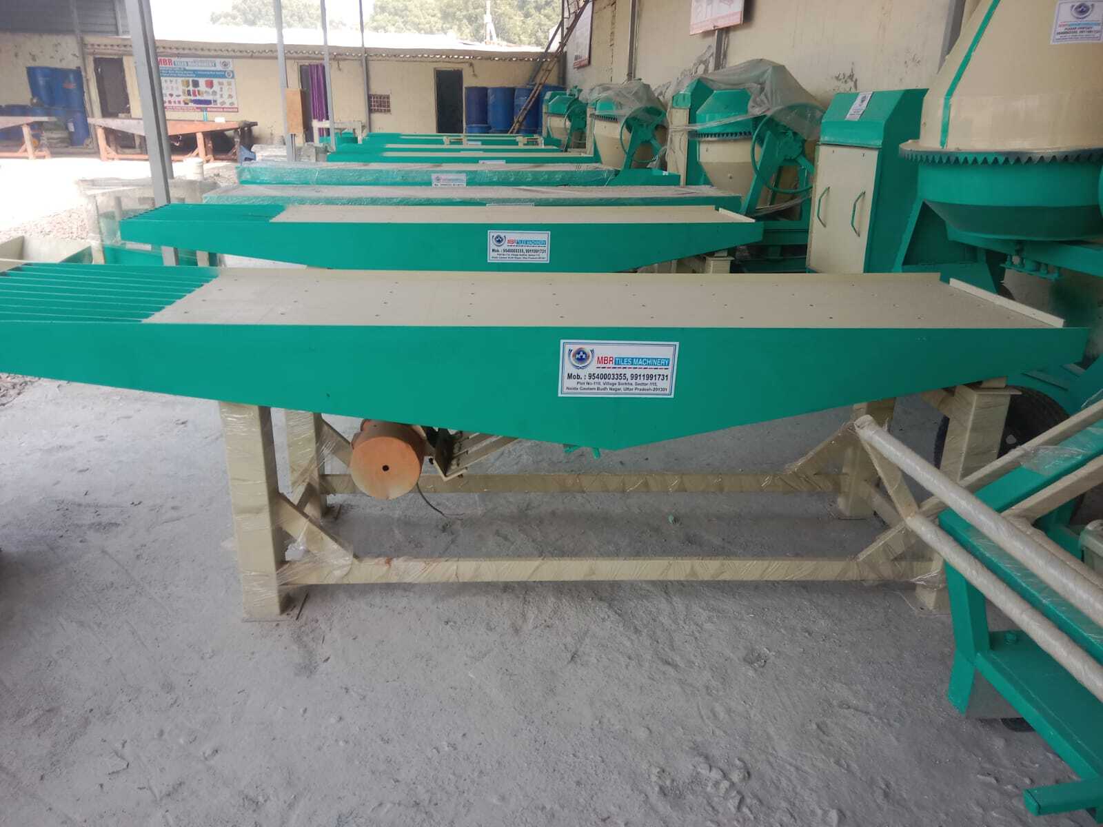 Vibratory Construction Table - High-quality Iron, 11x2.5 Feet, Vibrant Green, 350kg Weight, Customized Size, Industrial Application