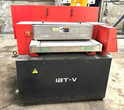 1393 Amada Deburring Machine की मशीन है जो धातु के किनारों और सतहों को चिकना करने के लिए उपयोग की जाती है। यह उच्च गति और सटीकता के साथ काम करती है।