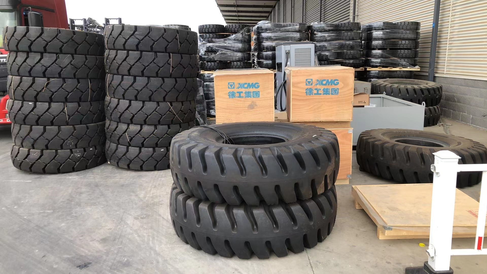 18.00-25-40 E-4j Tires - 1675x1675x500mm | New Condition, 400kg Weight, 3-month Warranty