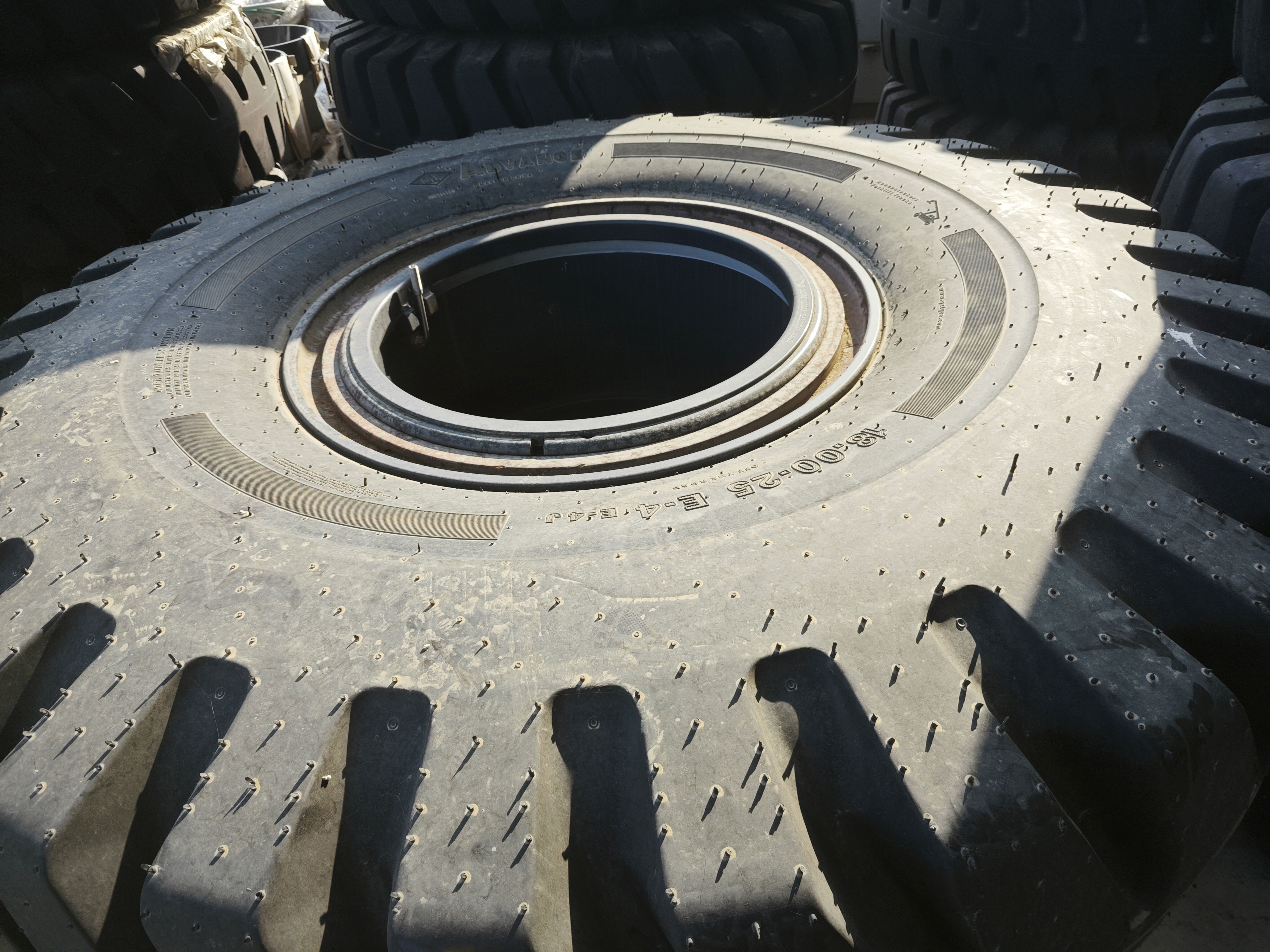 18.00-25-40 E-4j Tires - 1675x1675x500mm | New Condition, 400kg Weight, 3-month Warranty