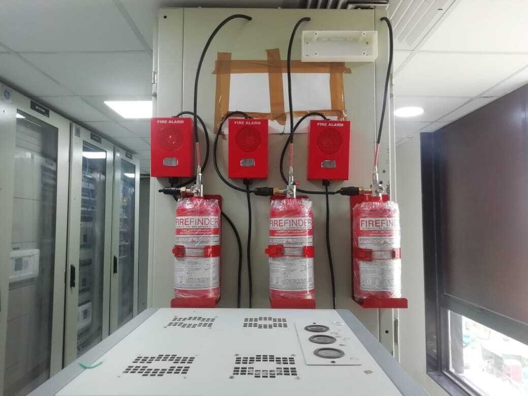 Auto Fire Extinguisher - Color: Red