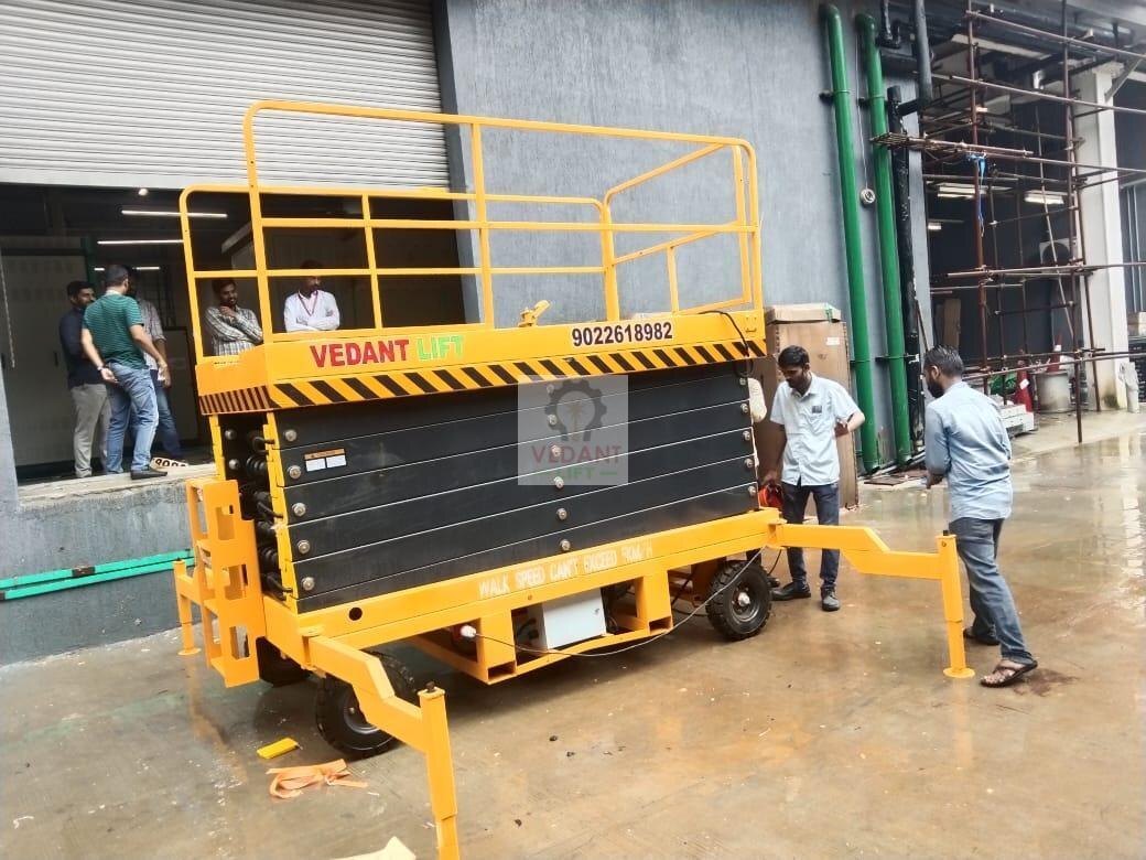Scissor Lift Self Propelled Battery Operated - Attributes: Strong