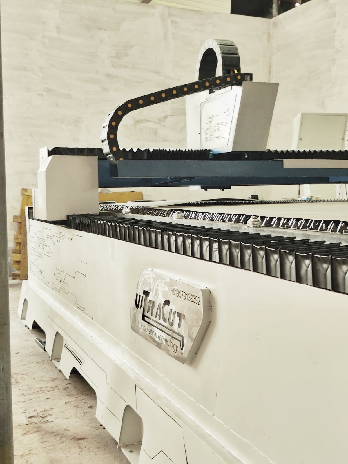 Fiber Laser Cutting Machine - 1550x3100 Mm, Ivory White | Automatic Height-adjustment, Advanced Cooling, Efficient Dedusting Systems, 2-year Warranty