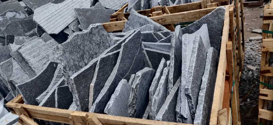 Kadappa Black Limestone Flagstone Slabs - Irregular Sizes 30-90 Cm, 2.5-4.0 Cm Thickness, Durable Black Hue For Elegant Paving Design