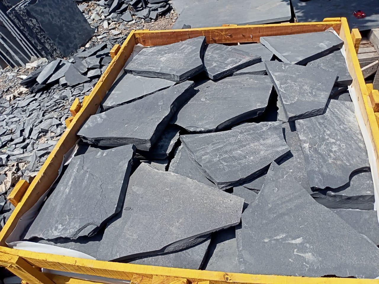 Kadappa Black Limestone Flagstone Slabs - Irregular Sizes 30-90 Cm, 2.5-4.0 Cm Thickness, Durable Black Hue For Elegant Paving Design