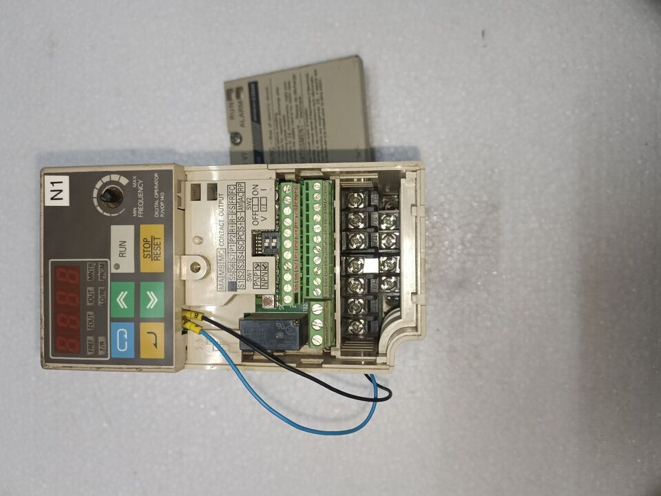 Automation Omron V7 Cimr-v7azb0p4 Ac 1phase 200-240 3a 1.1kva 0.55kw Ac Drive - Color: White