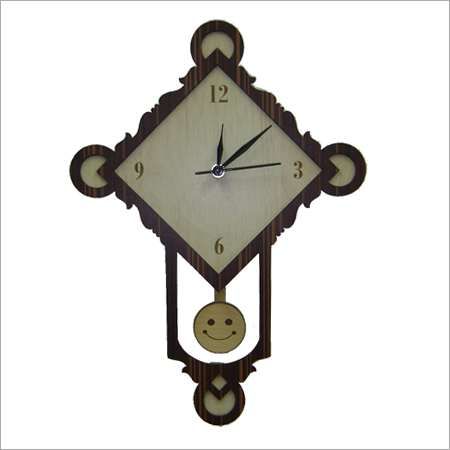 वुड स्माइल वॉल क्लॉक