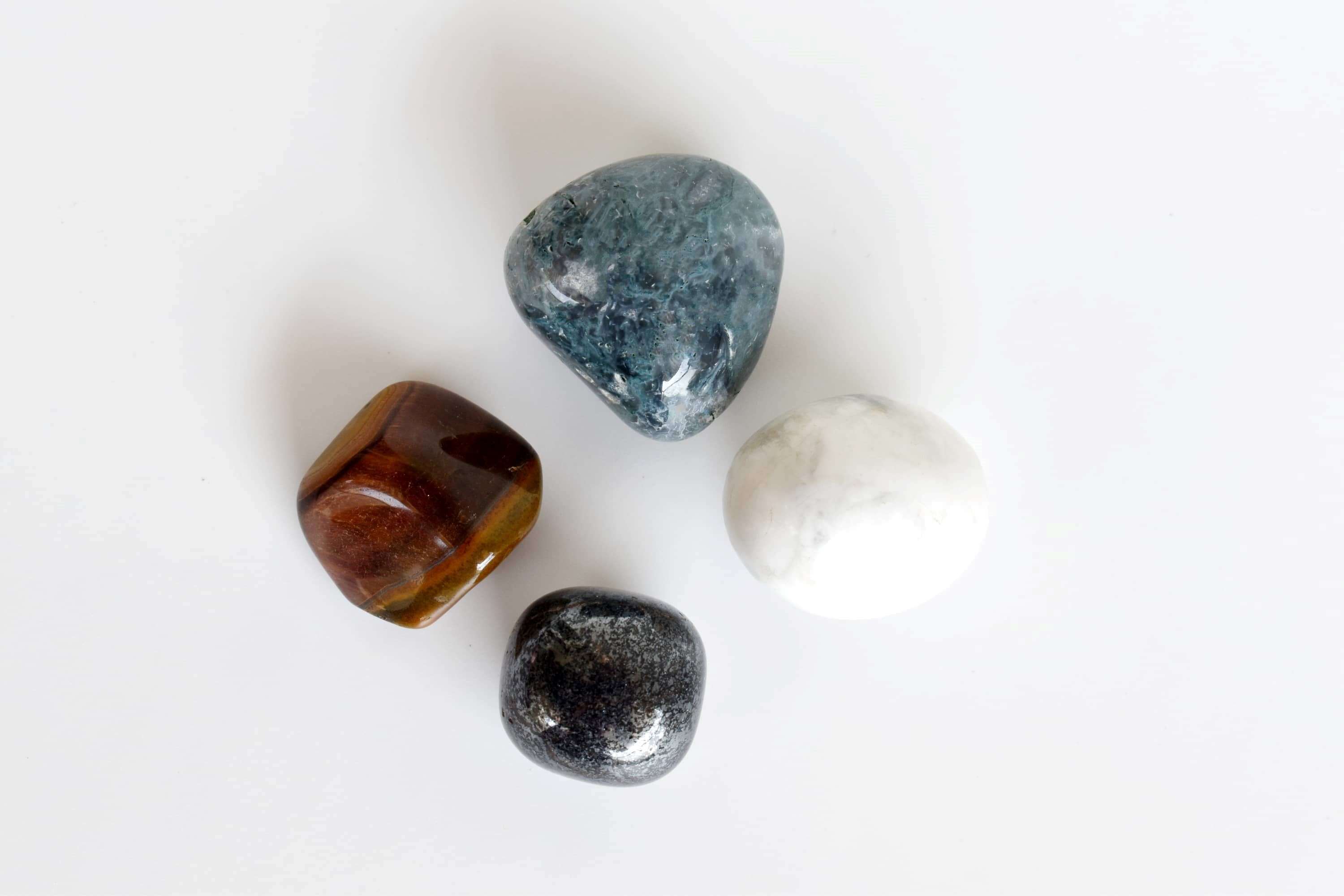 Gemini Zodiac Crystal Kit - 4pcs Tumbled Stones & 8mm Round Bead Bracelet | Natural Gemstones: Tiger Eye, Hematite, Howlite, Moss Agate