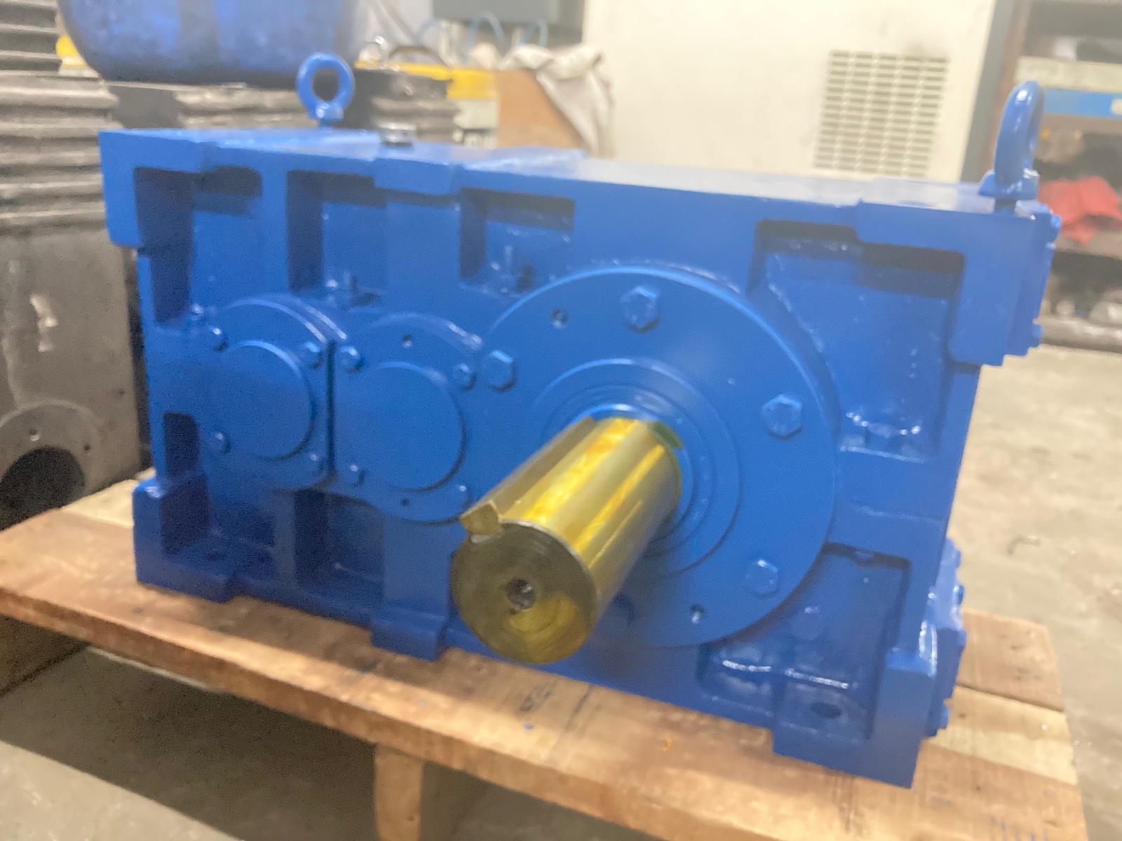 Bevel Helical Gearbox - Stainless Steel Various Sizes Vibrant Blue Color | Bevel Gears Helical Tooth Profile 415/220 Volt Commercial Use