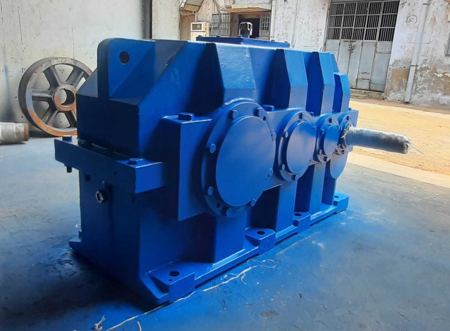 Bevel Helical Gearbox - Stainless Steel Various Sizes Vibrant Blue Color | Bevel Gears Helical Tooth Profile 415/220 Volt Commercial Use