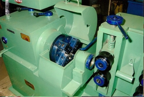 औद्योगिक बार छिलने की मशीन