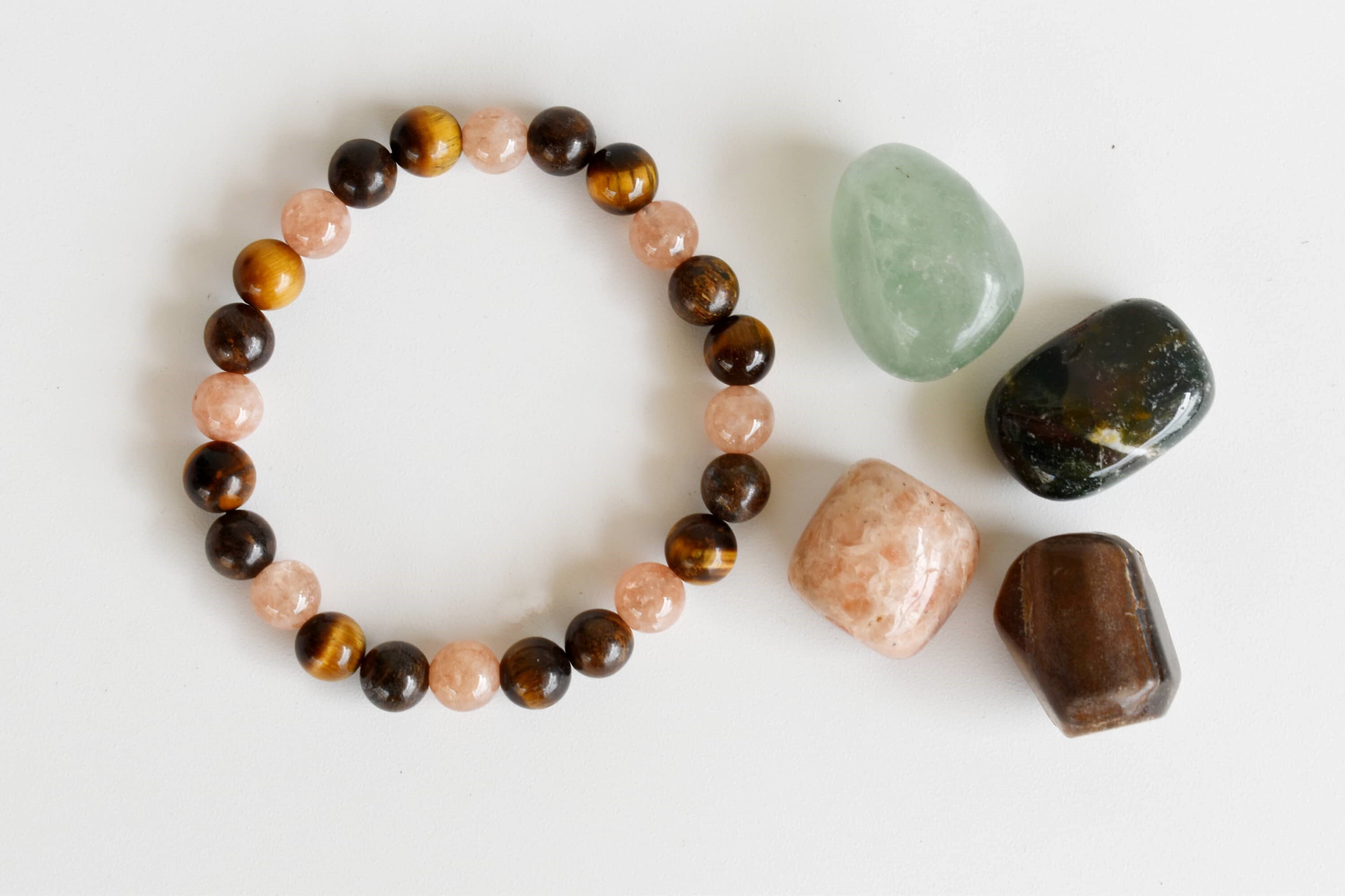 Inspire Leadership Crystal Kit - Gemstones: Green Fluorite, Sunstone, Tiger's Eye, Bloodstone | Tumbled Stones & 8mm Beads Bracelet, Healing & Meditation Gift Set