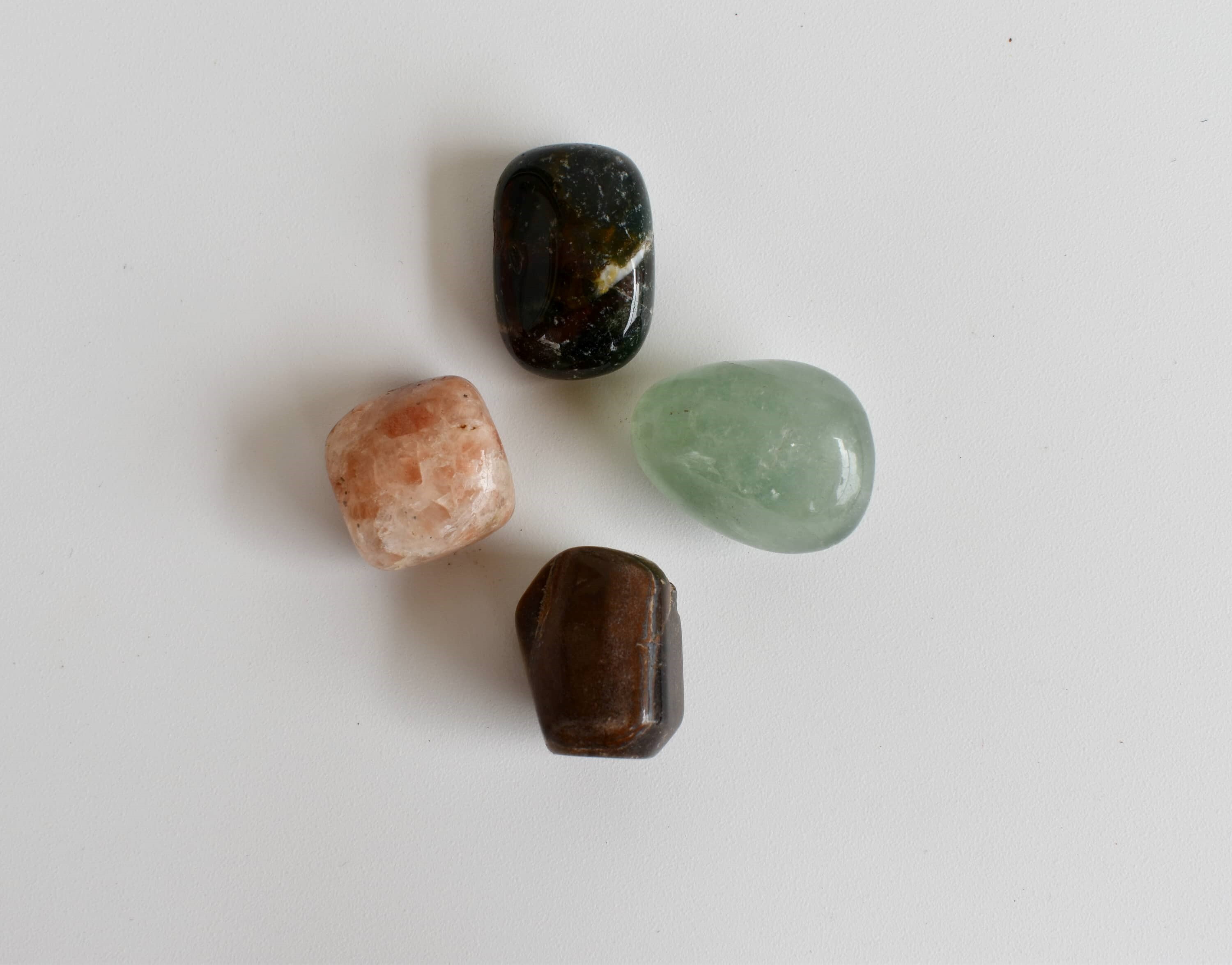 Inspire Leadership Crystal Kit - Gemstones: Green Fluorite, Sunstone, Tiger's Eye, Bloodstone | Tumbled Stones & 8mm Beads Bracelet, Healing & Meditation Gift Set