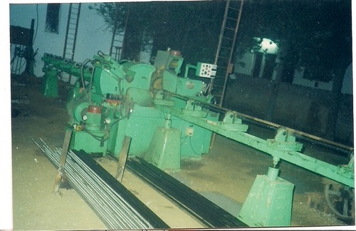 केंद्रहीन ग्राइंडिंग मशीन