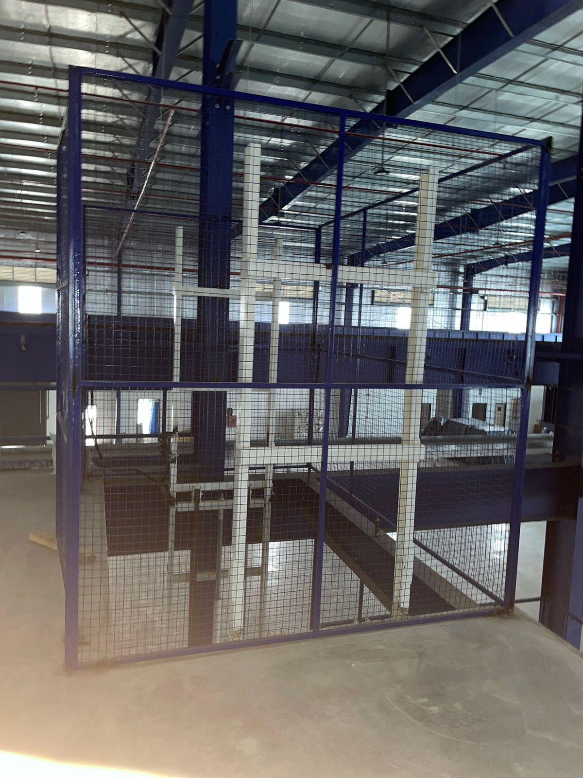 Industrial Hydraulic Goods Lift Load Capacity: 2000  Kilograms (Kg)