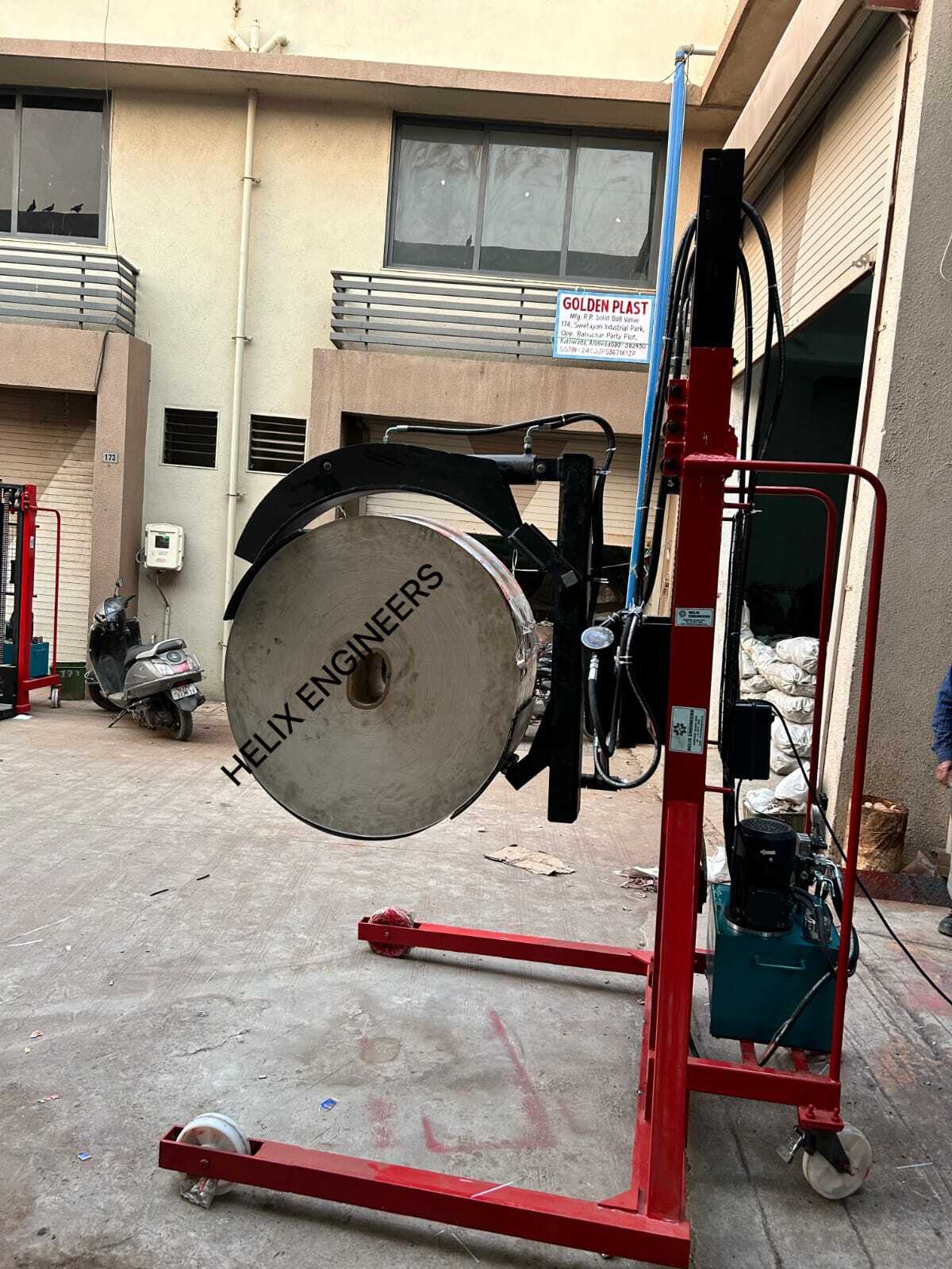 Consume Less Power Paper Roll Clamp Stacker