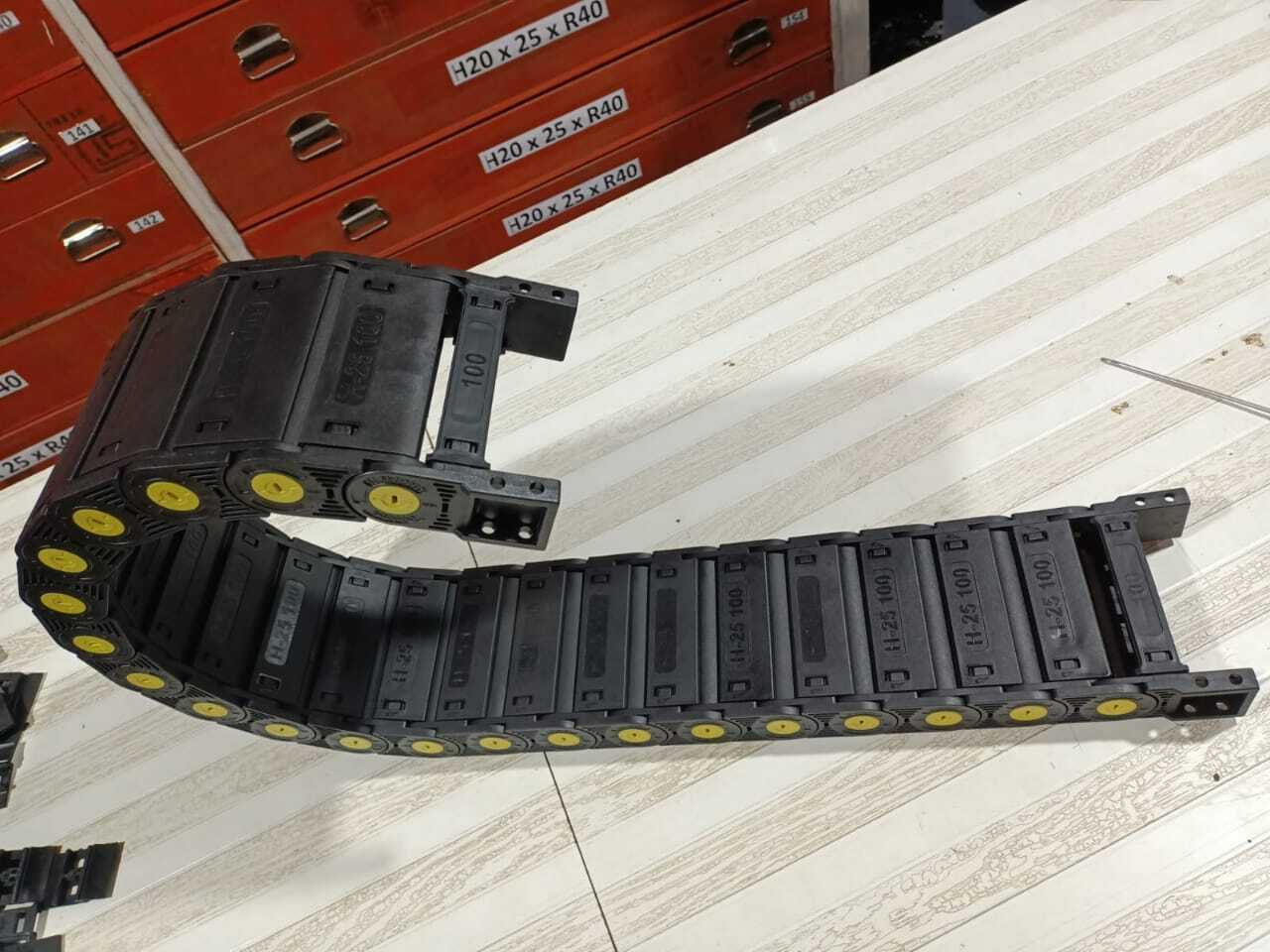 Cable Drag Chain 25x100 Closed Chain - Application: Construction