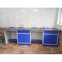 घुटने के लिए जगह के साथ दीवार की मेज