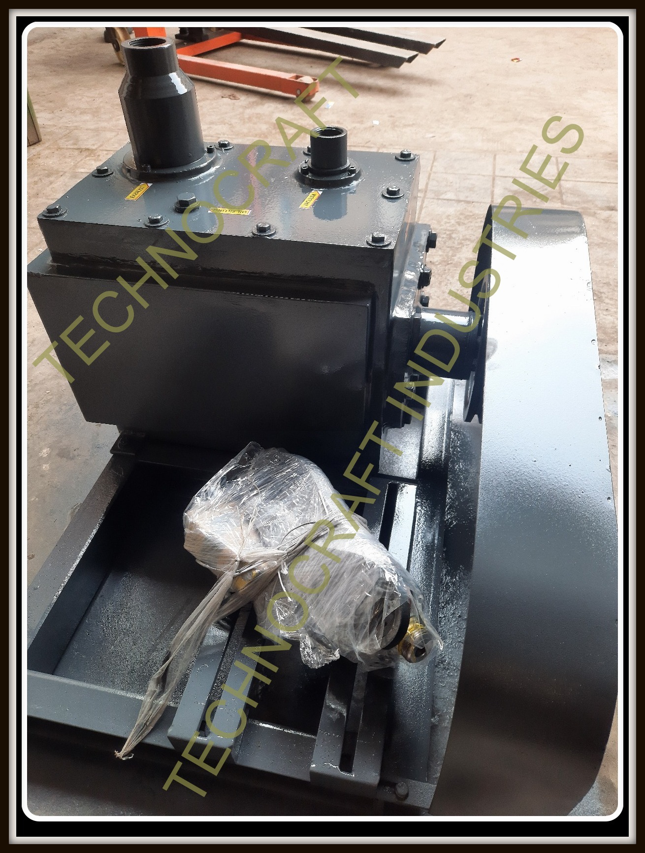 Oil-immersed Rotary Vane Vacuum Pump - Cast Iron, 50 To 10000 Lpm Flow Rate , Non-return Valve Design, Ideal For Industrial And Laboratory Applications