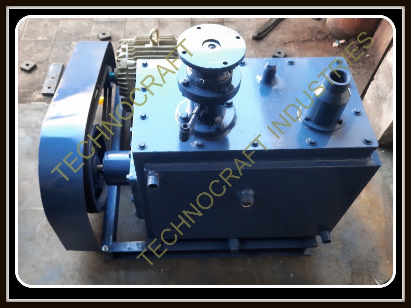 Oil-immersed Rotary Vane Vacuum Pump - Cast Iron, 50 To 10000 Lpm Flow Rate , Non-return Valve Design, Ideal For Industrial And Laboratory Applications