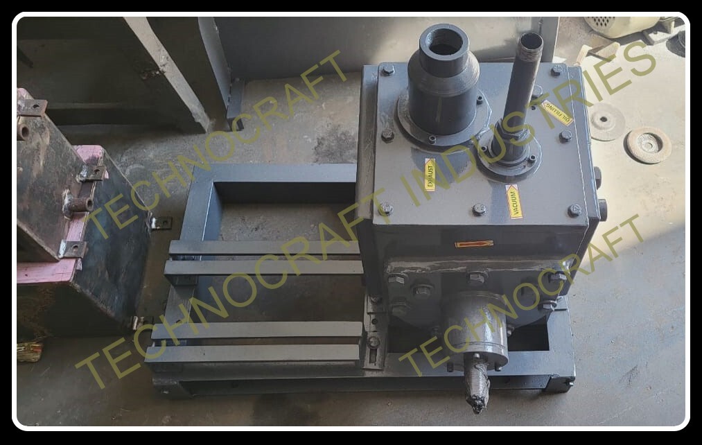 Vacuum Pump For Laboratory Application - Cast Iron, Grey | Flow Rate: 3.06 Mâ³/hr To 600 Mâ³/hr, Max Suction: 760 Mm Of Hg, Oil Seal Sealing, Non-return Valve