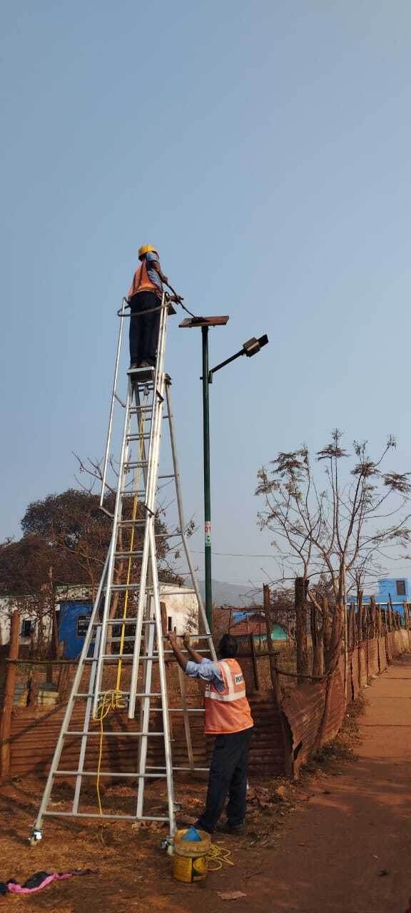 Aluminium Self Supporting Extension Ladder - Load Capacity 150 Kg, Custom Sizes For Industrial Use, Strong And Durable Design