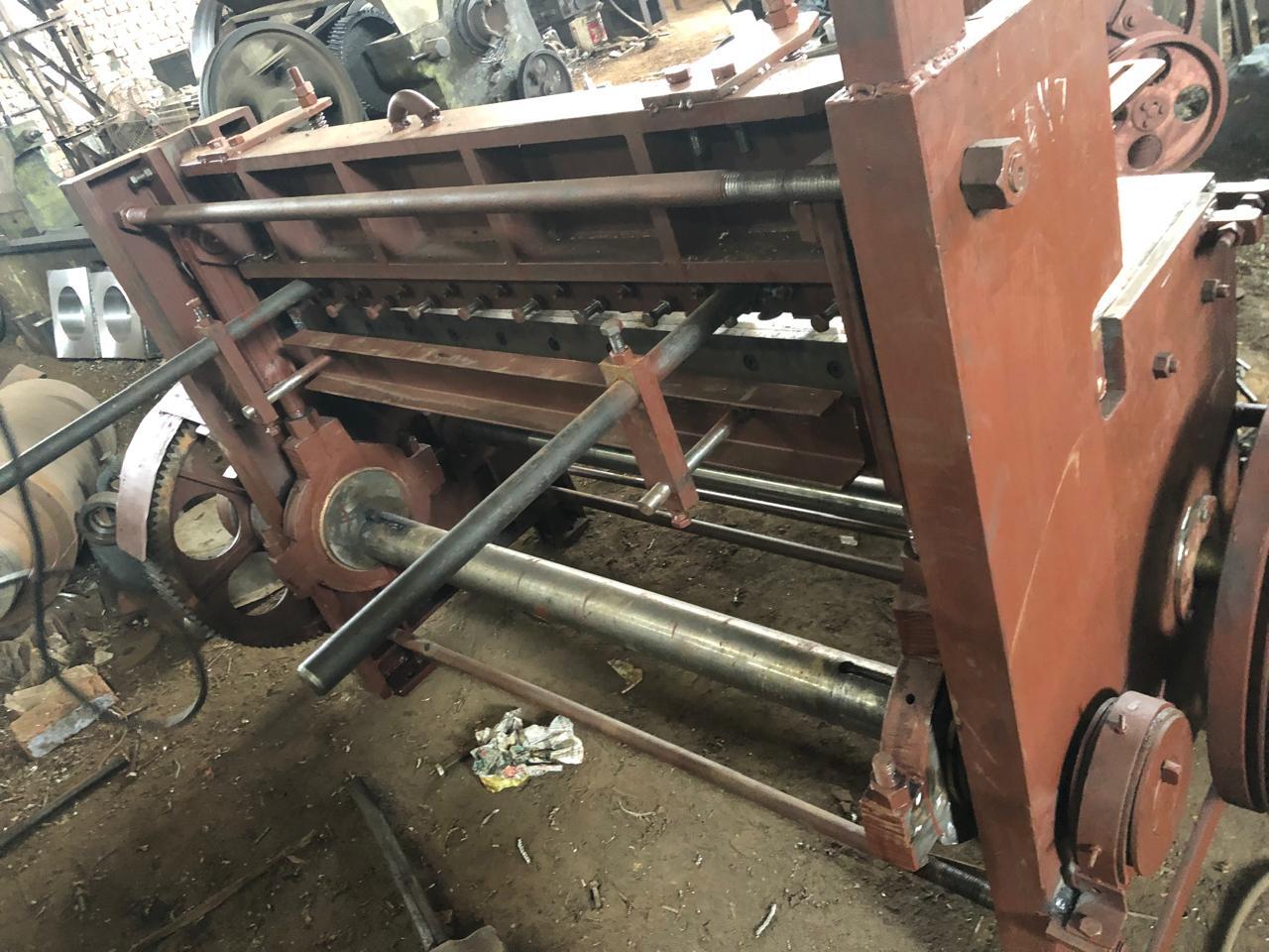 Shearing Machine - En-9 Gun Metal Brass Flywheel Shaft With 4 Square Blade Ms Body , Semi-automatic Hydraulic Control System, Grey And Red Color