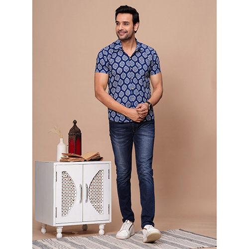 पुरुषों की आधी आस्तीन वाली प्रिंटेड शर्ट