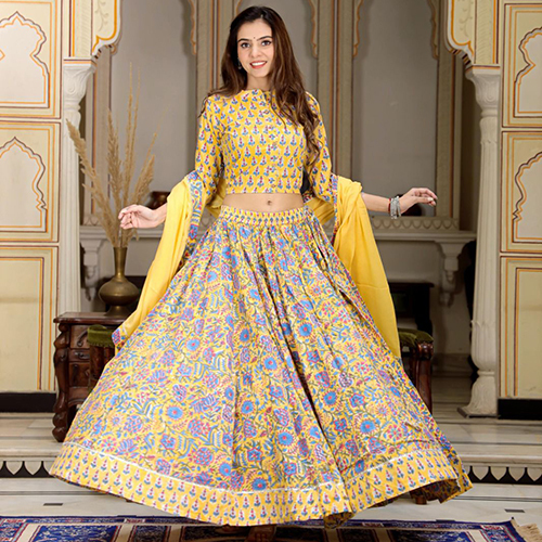 कॉटन दु्पट्टा के साथ लक्ज़री टॉप स्कर्ट