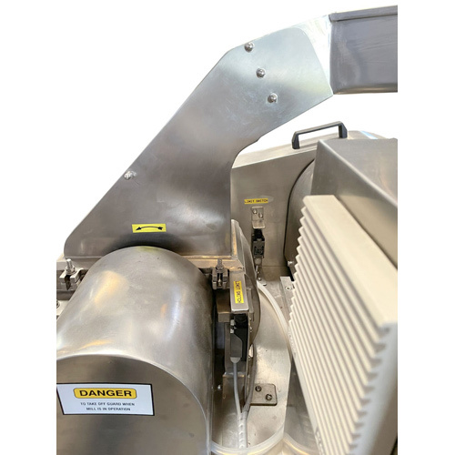 Pharmaceutical Comminuting Mill - Stainless Steel, 500-1000 Kg Weight | Manual Control, High-speed Milling & Pulverizing