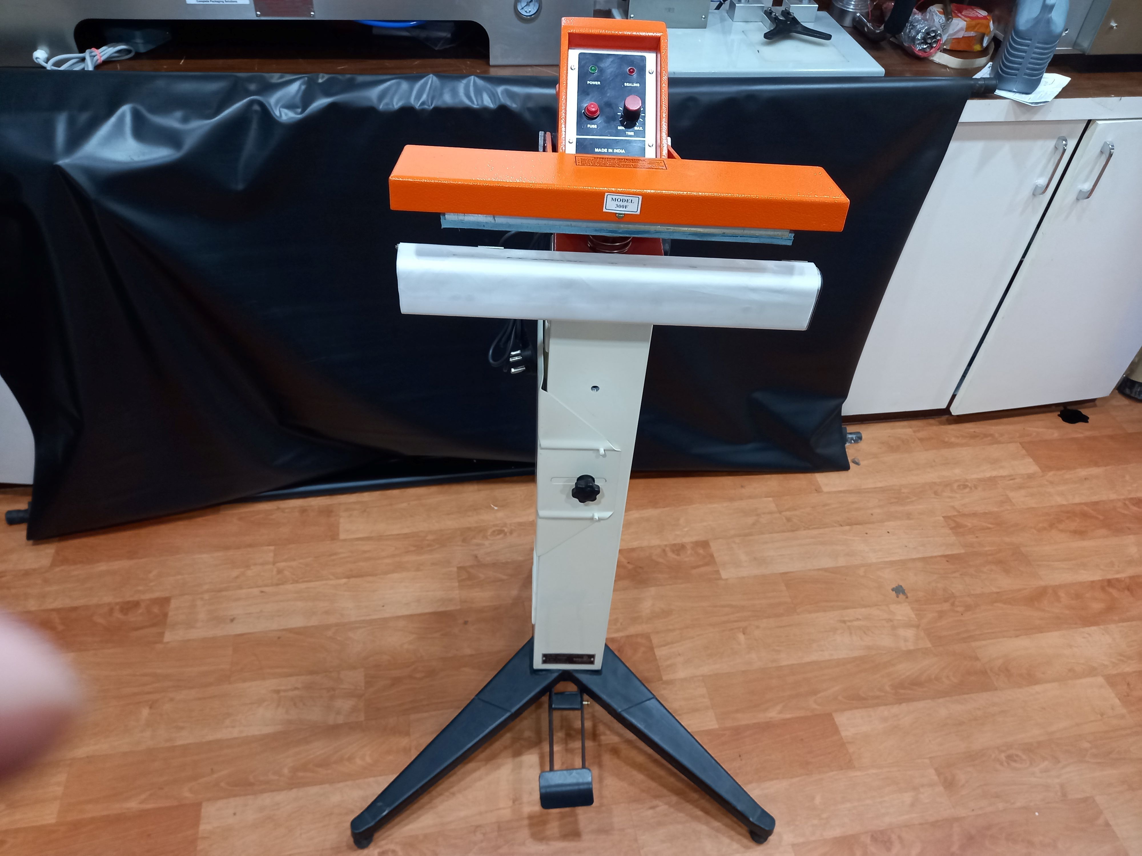 Foot Sealer Machine - 720x550x1070 Mm | Electric Driven, 24 Inch Impulse Sealing For Pvc & Polyethylene Bags, 500-1000 Pouches Per Hour, Easy Manual Operation, Orange Finish