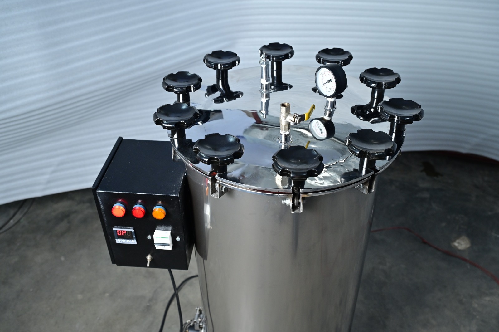 Vertical Autoclave - Application: Sterilization Of Surgical Instruments