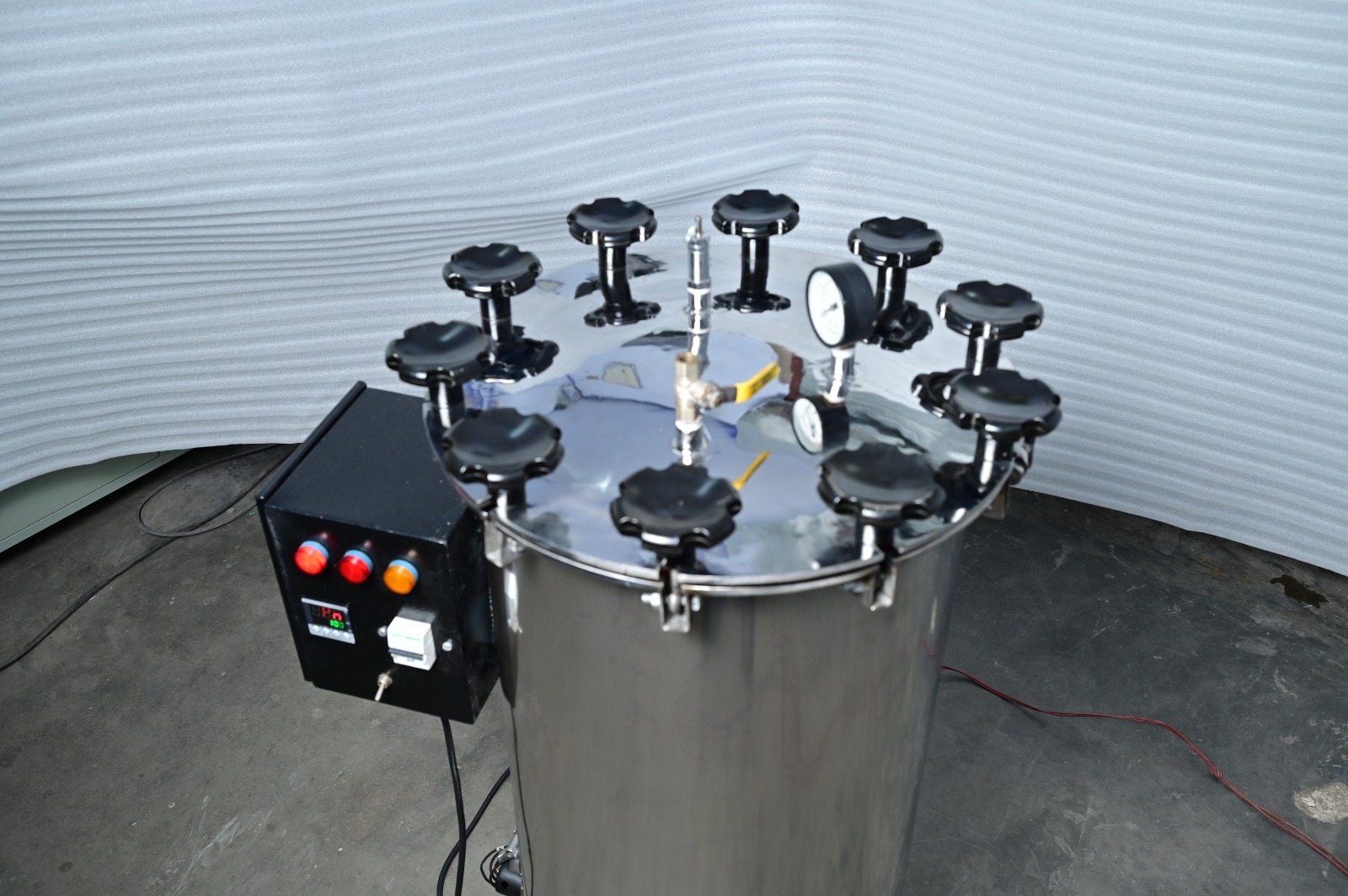 Vertical Autoclave - Application: Sterilization Of Surgical Instruments