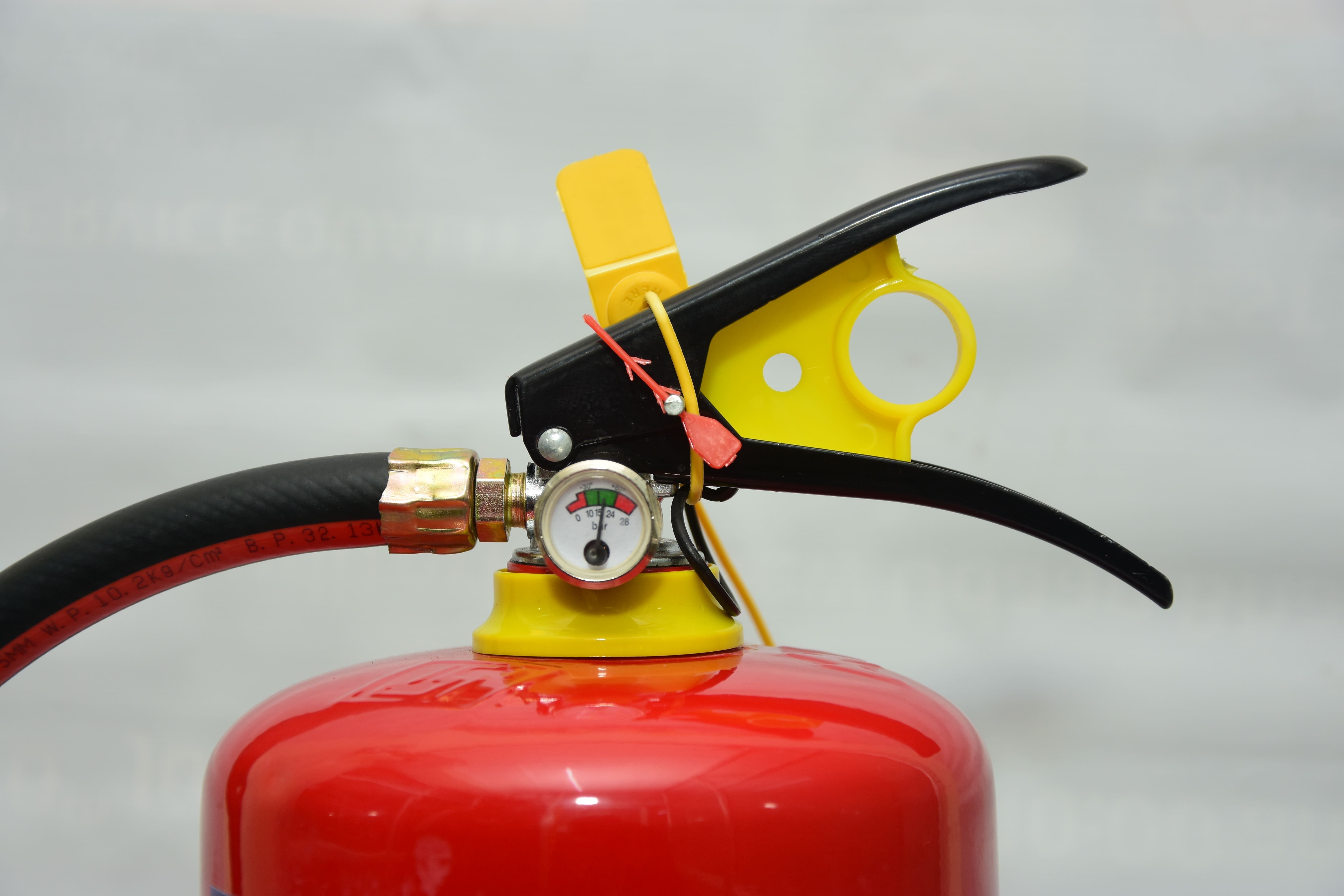 Abc Dry Chemical Powder Fire Extinguisher - Metal, 6kg, Red Color | Iso, Isi, Bis, Ce Certified, Industrial Use, 4 Meter Jet Range