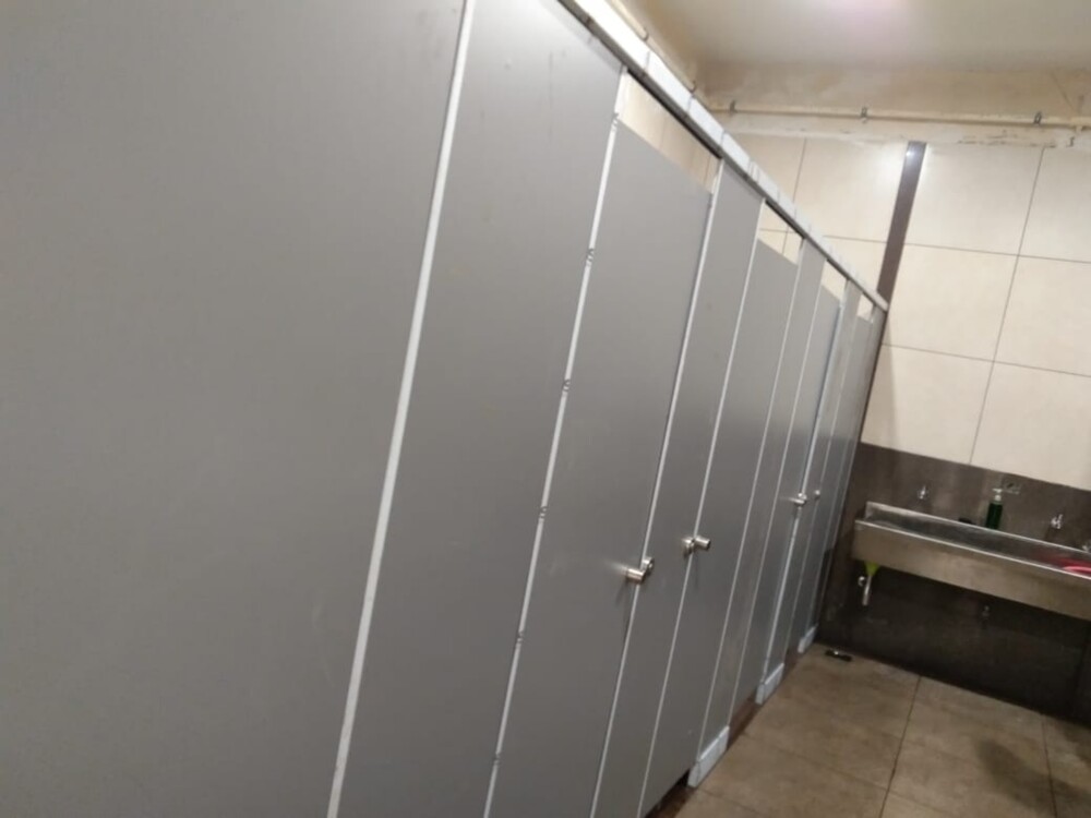 SS 316 ग्रेड शू-बॉक्स या बॉक्स-अप कॉम्पैक्ट बोर्ड आराम कक्ष शौचालय क्यूबिकल (Qbiss Expression)