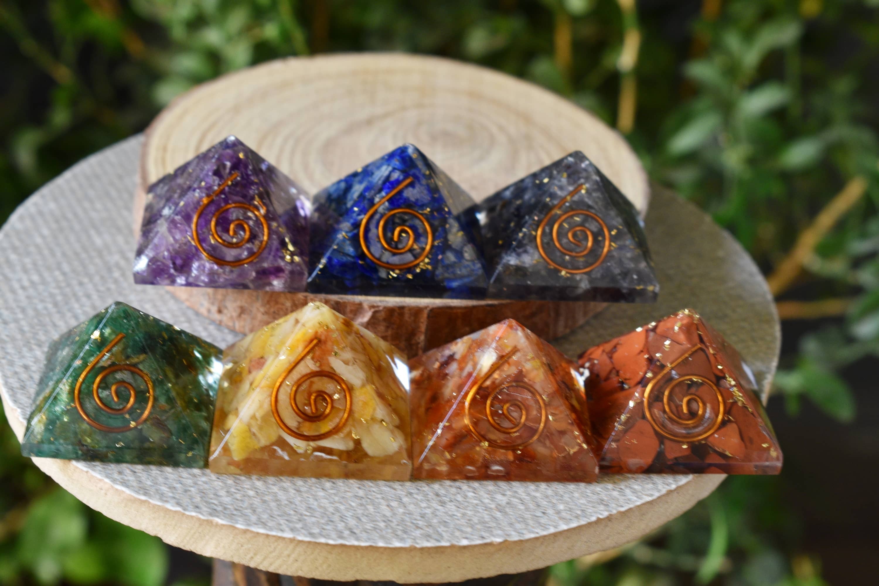 7 Chakra Orgone Pyramids Set, 7 Chakras Crystals Gift Set - Color: Multicolour