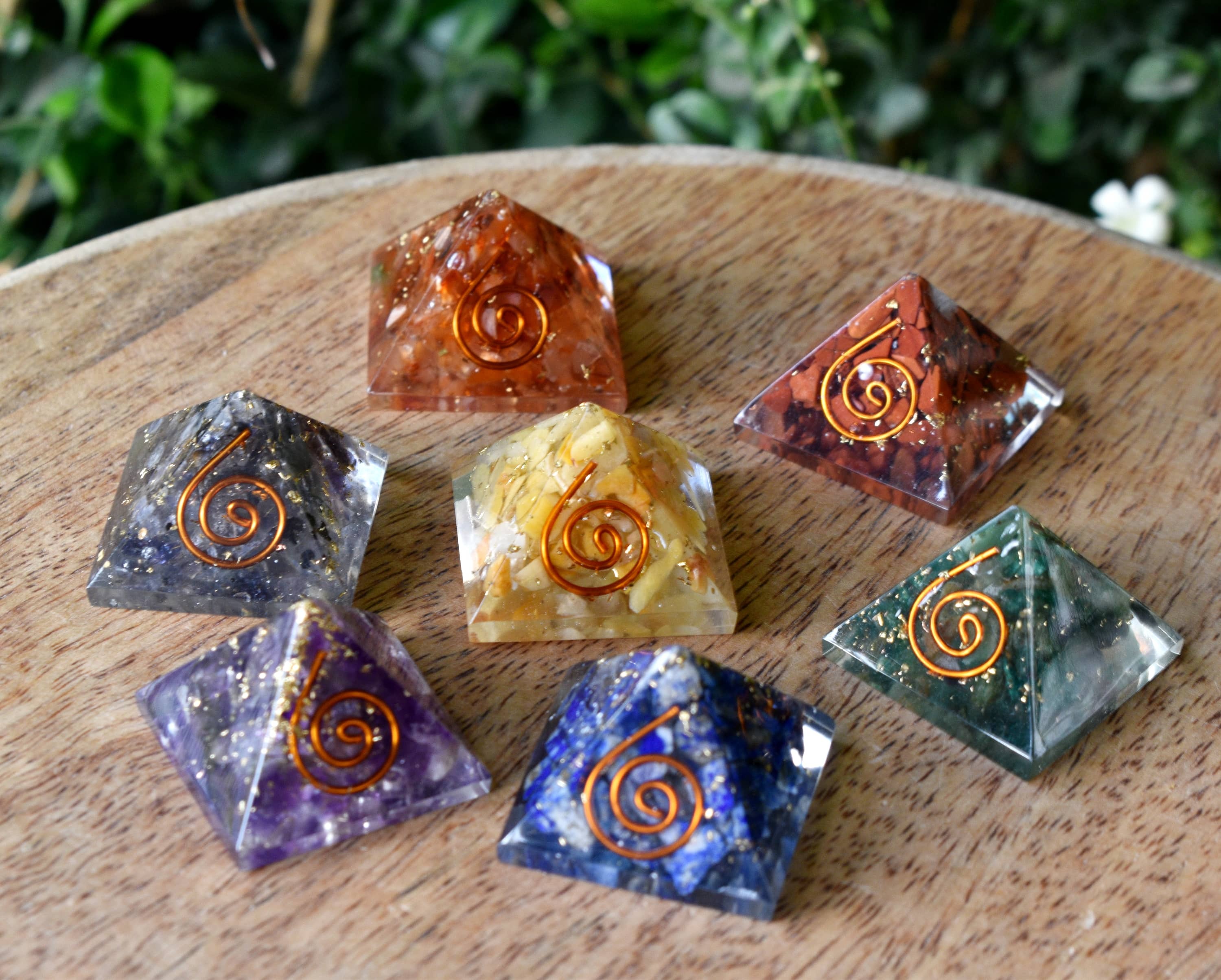 7 Chakra Orgone Pyramids Set, 7 Chakras Crystals Gift Set - Color: Multicolour