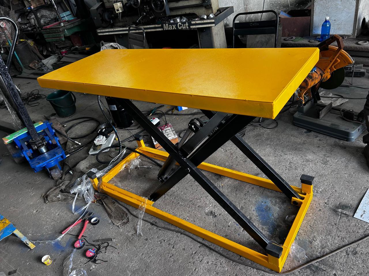 Scissor Fix Table - Attributes: Strong