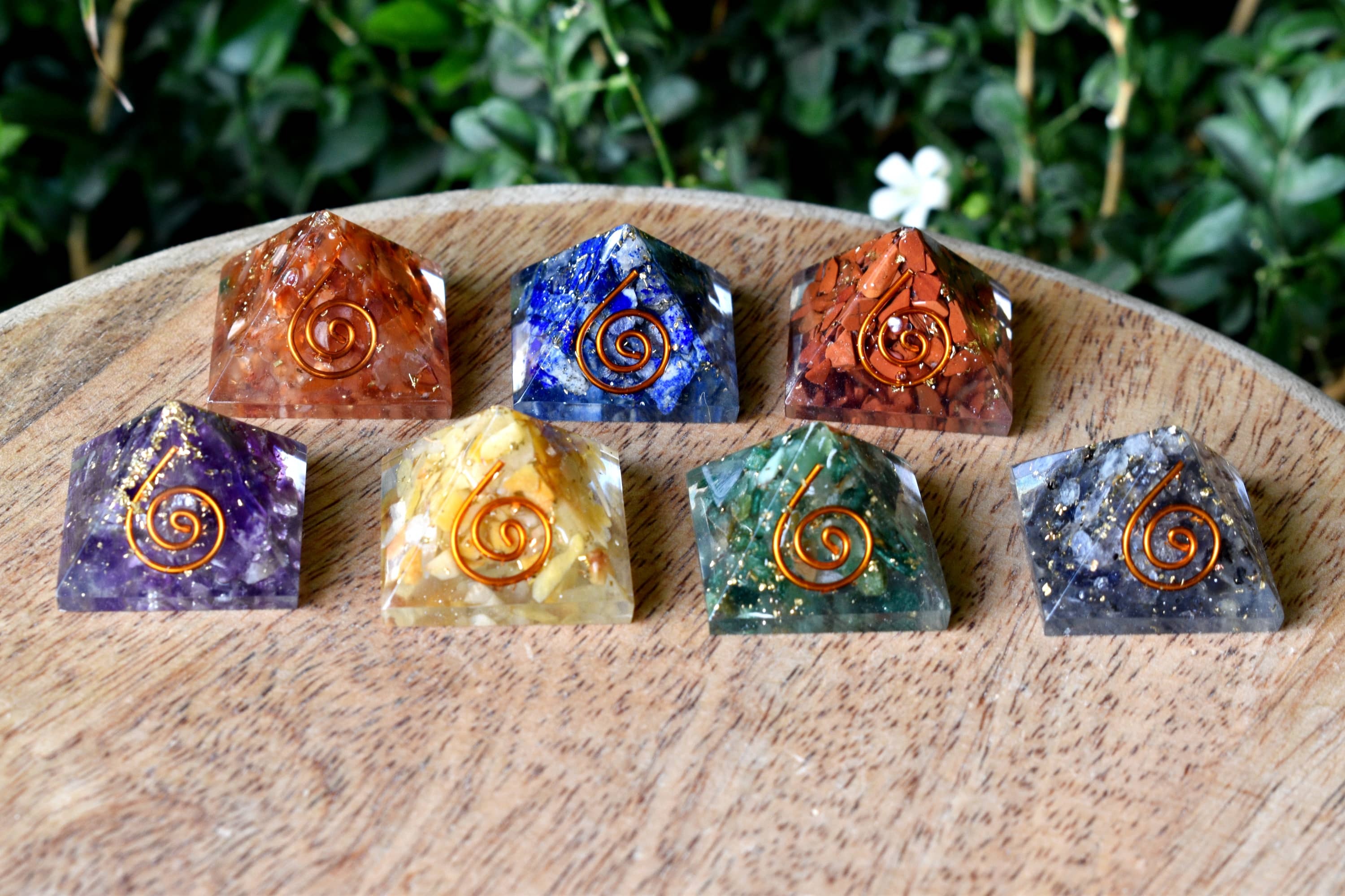 7 Chakra Orgone Pyramids Set, 7 Chakras Crystals Gift Set - Color: Multicolour