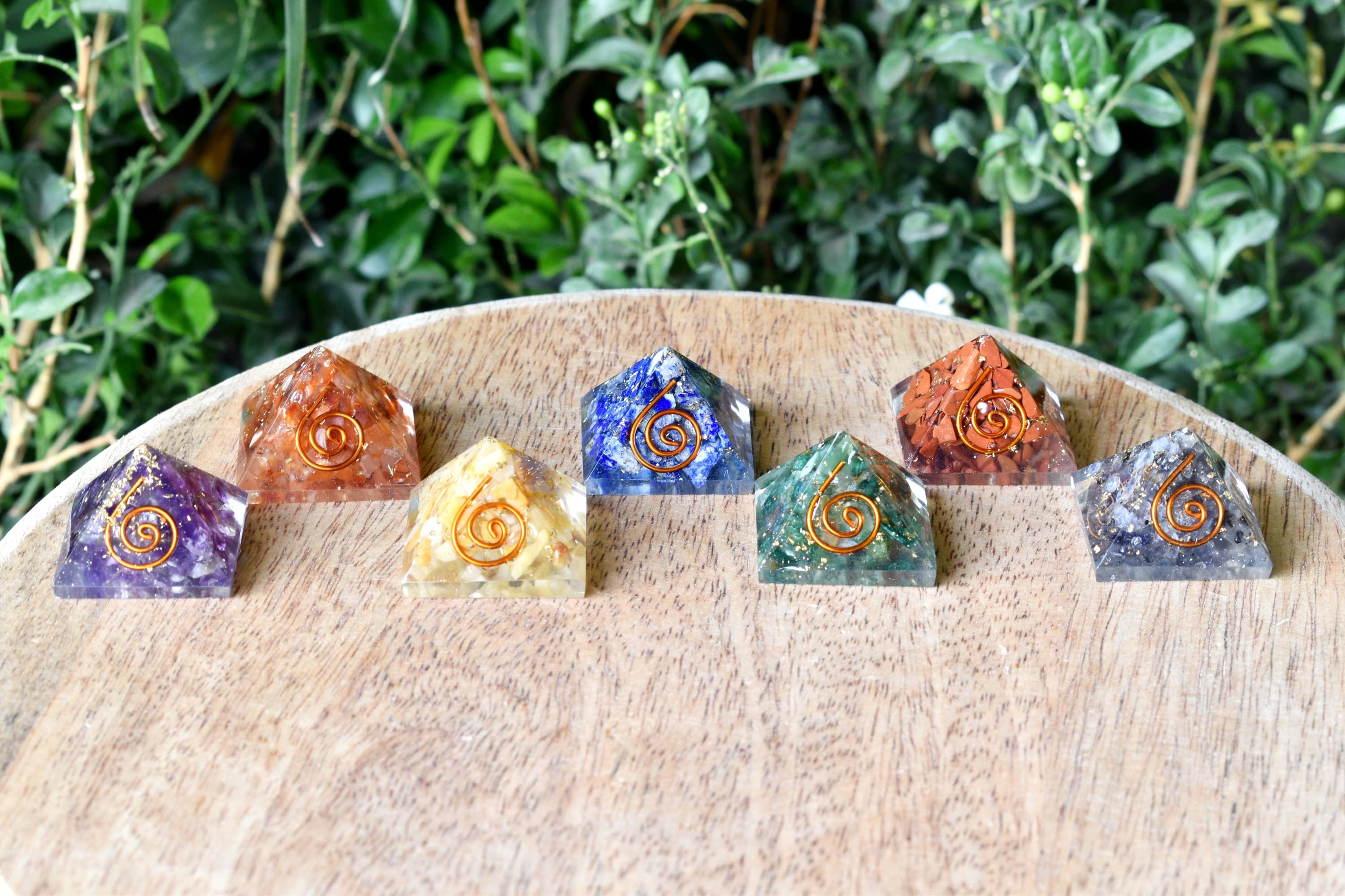 7 Chakra Orgone Pyramids Set, 7 Chakras Crystals Gift Set - Color: Multicolour