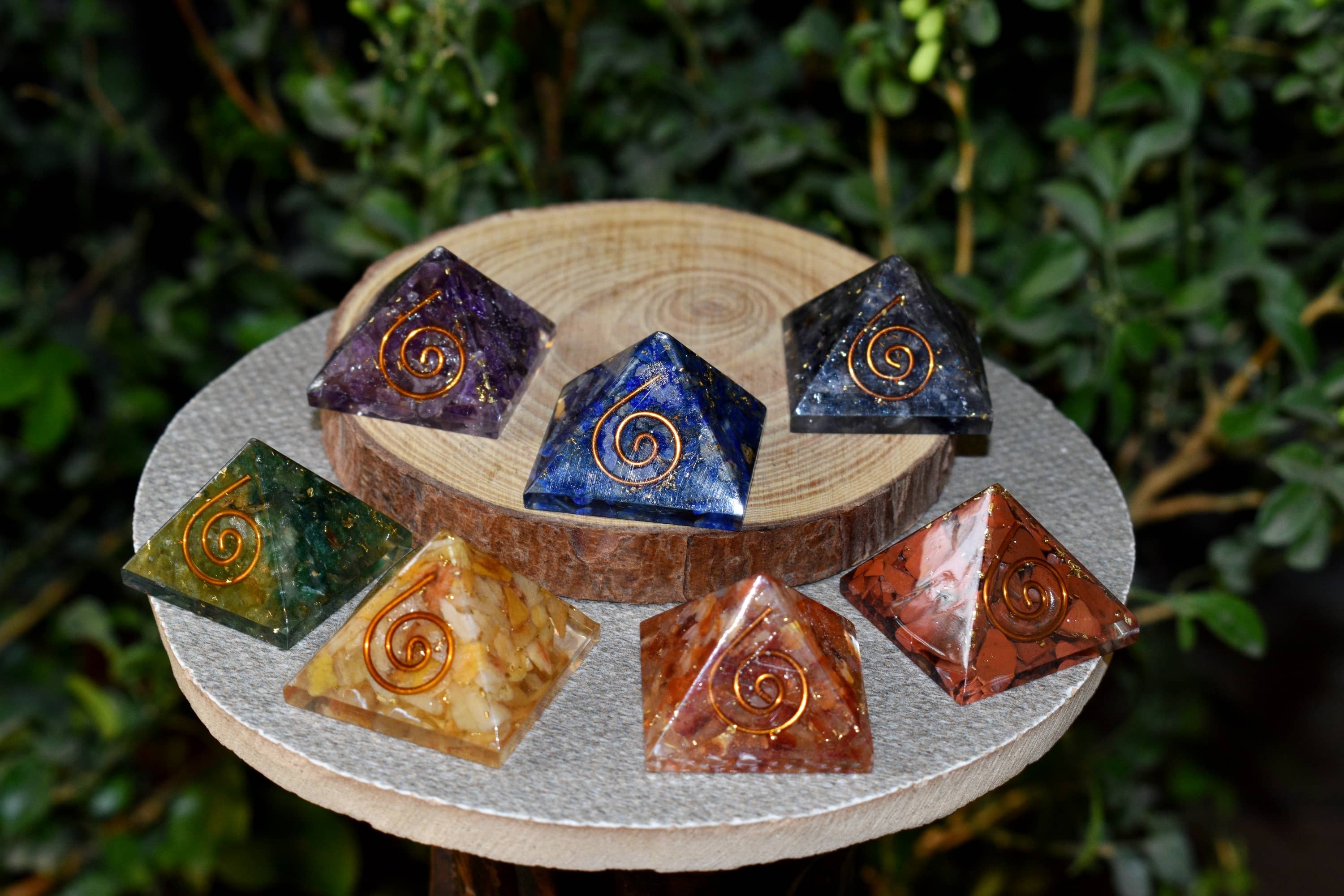 7 Chakra Orgone Pyramids Set, 7 Chakras Crystals Gift Set - Color: Multicolour