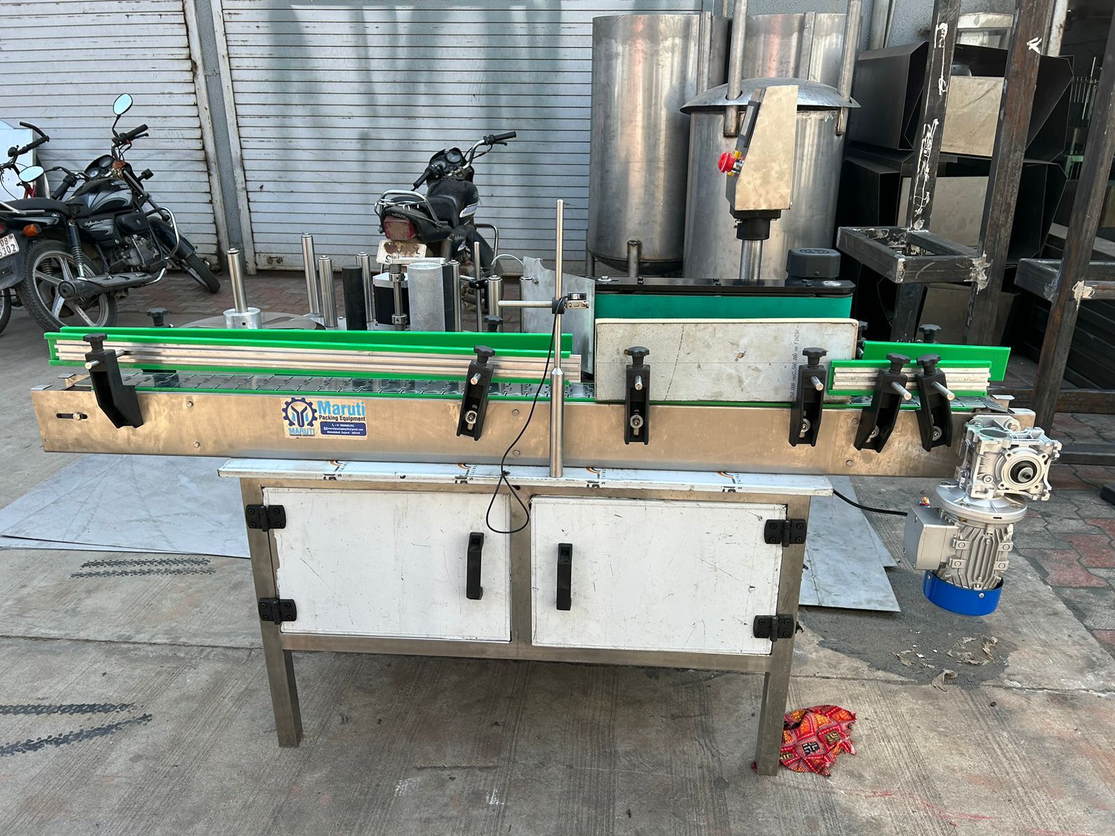 Round Bottle Labelling Machine - Stainless Steel, 440 Voltage | Automatic Operation, Industrial Application, Silver Finish, Warranty Included