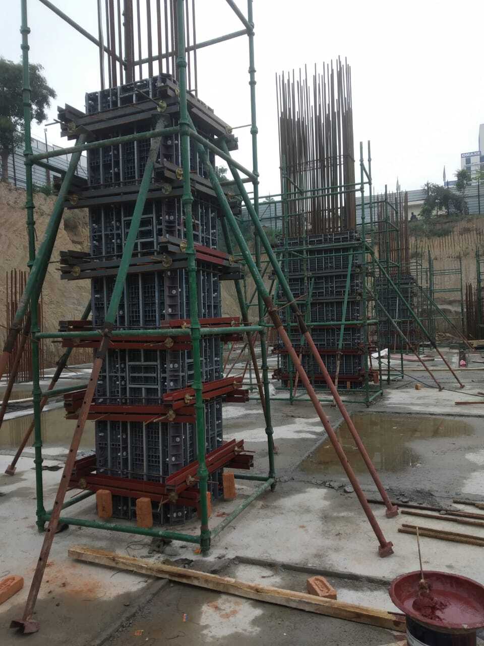 Adjustable Column Shuttering - Application: Construction
