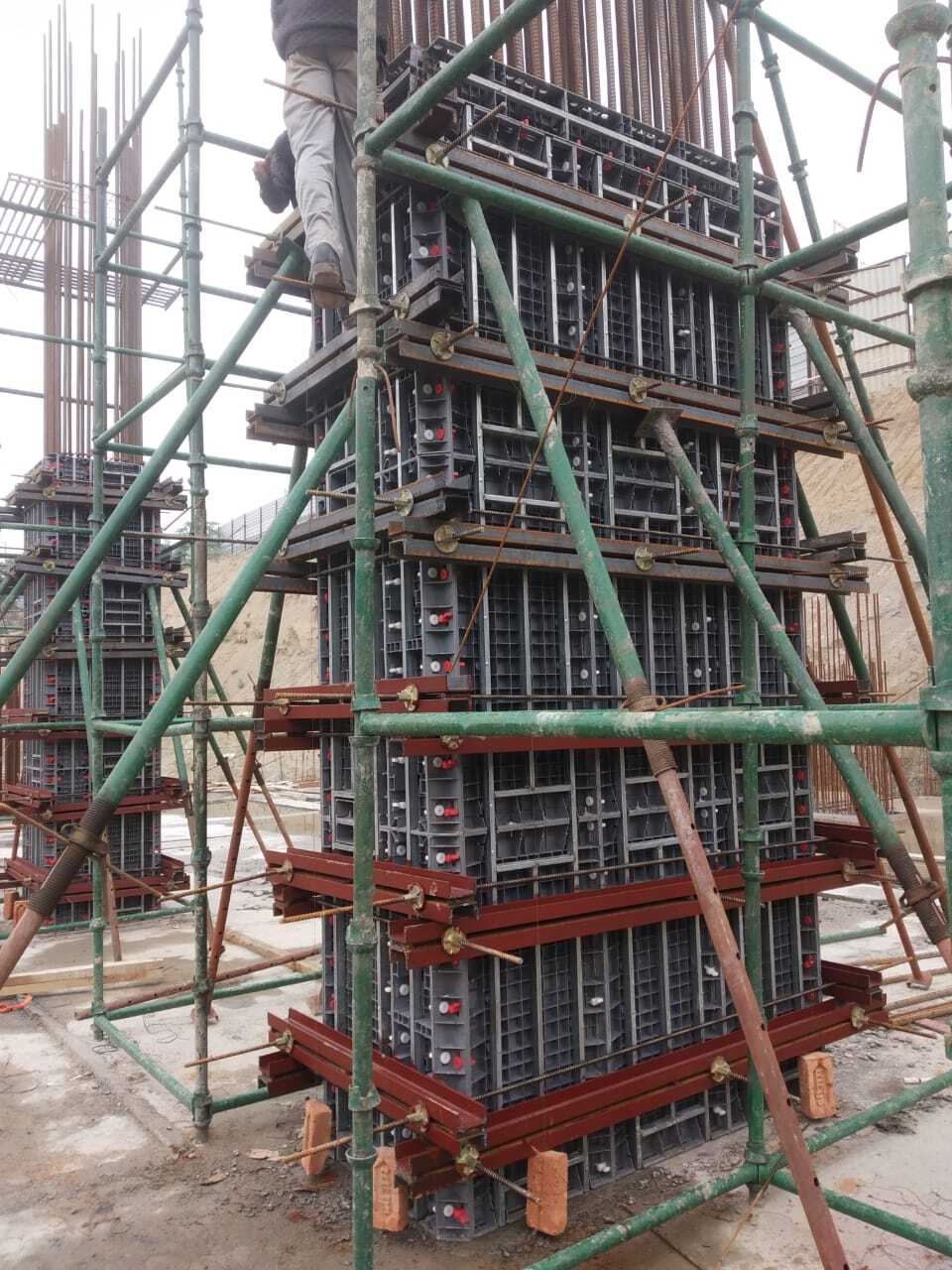 Concrete Column Formwork - Assembly: Quick-lock Pins