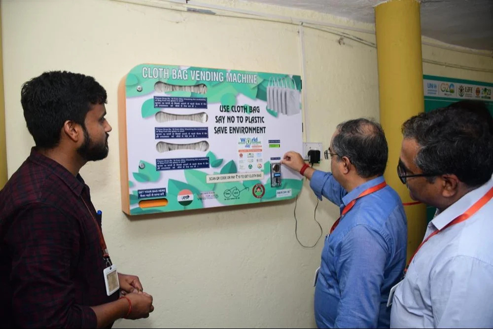 Bag Vending Machine - Durable Metal Design | Automated Dispensing, User-friendly Interface, Energy Efficient