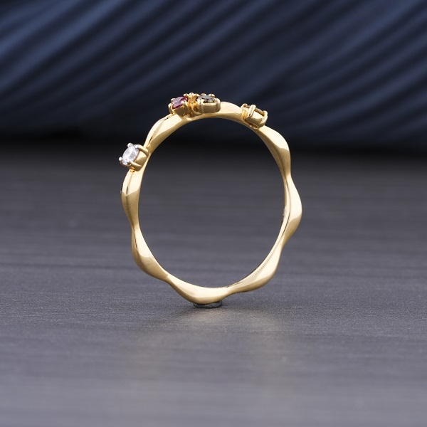 Beautiful Ladies Ring 18kt Yellow Gold 0.2ct Lab Grown Diamonds - Diamond Carat Weight: 2.3mm Carat