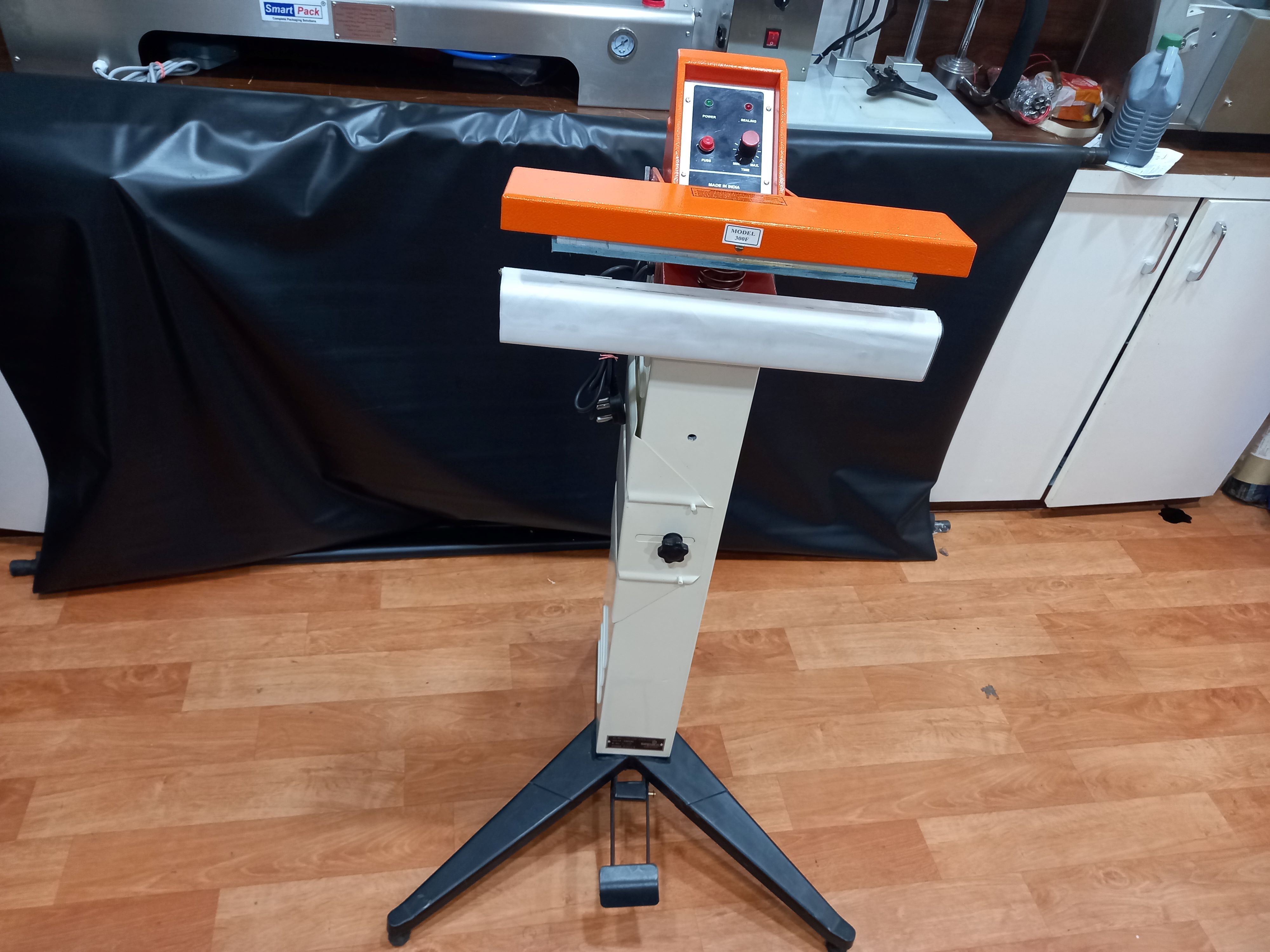 Foot Operated Machines - Plastic, 20 Inch | Manual Automation, Electric Driven, Impulse Sealing, 240v Power, 500-1000 Pouch/hour Capacity