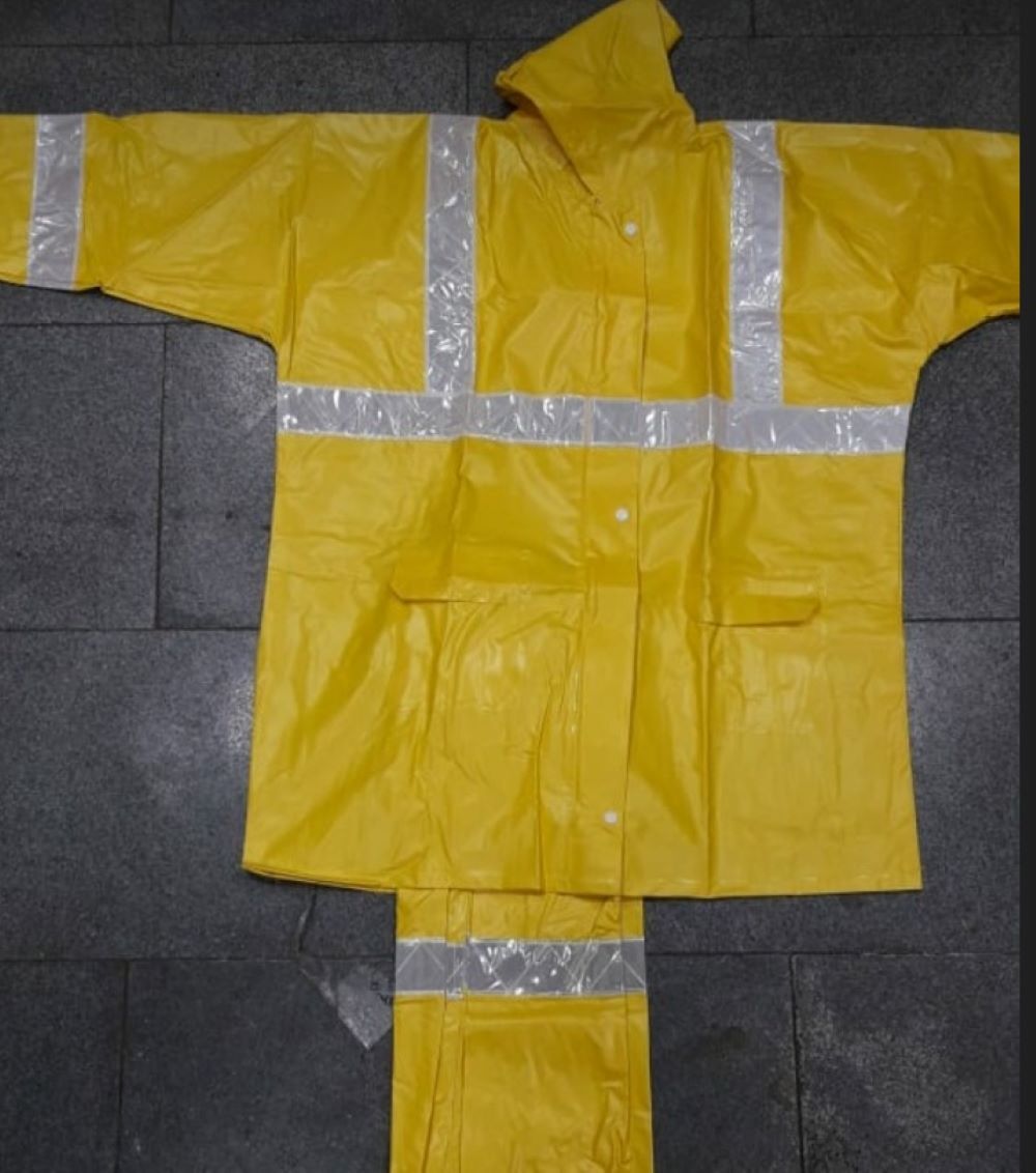 Yellow Pvc Rainsuit - 85% Pvc Outer, 15% Polyester Inner, 0.33mm Thick, 2 Piece Vented Jacket And Elasticated Pants | Waterproof, Reflective Design, Male Fit