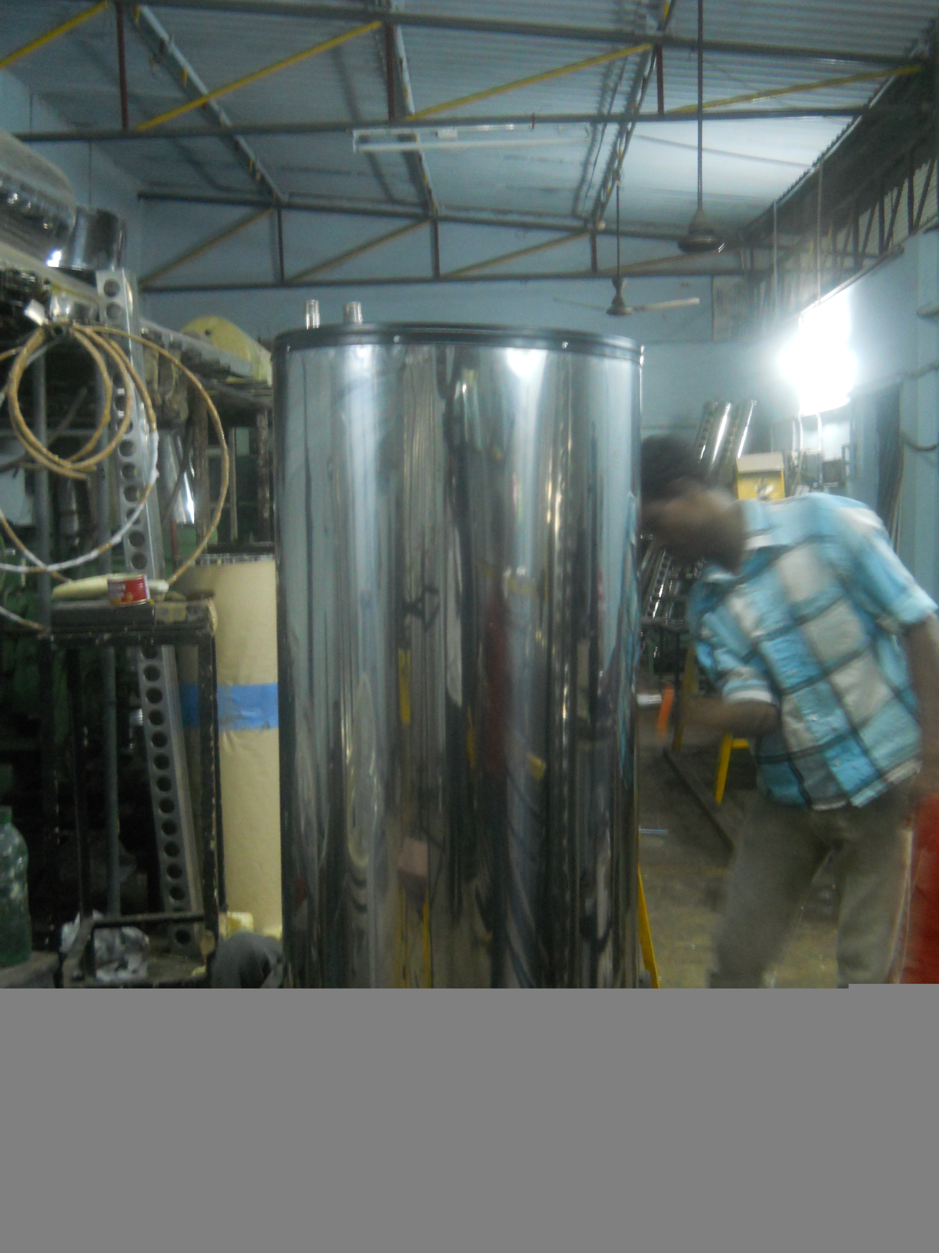 सौर जल टैंक